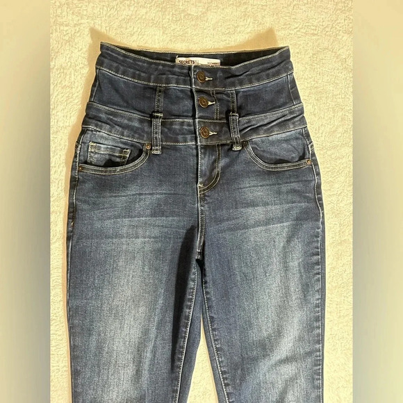 High Rise Skinny Jean - Size 3/26 - Picture 6 of 9